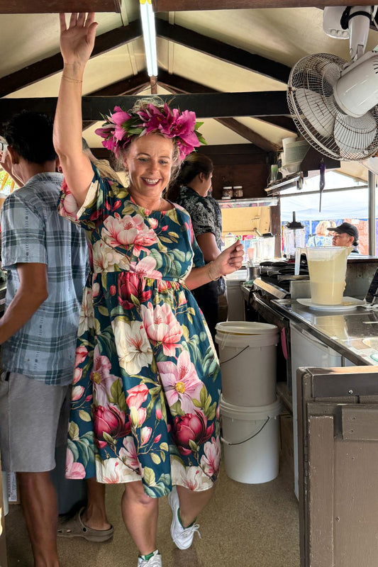 Cotton dress with darted bust and short sleeves – Magnolia Festive print