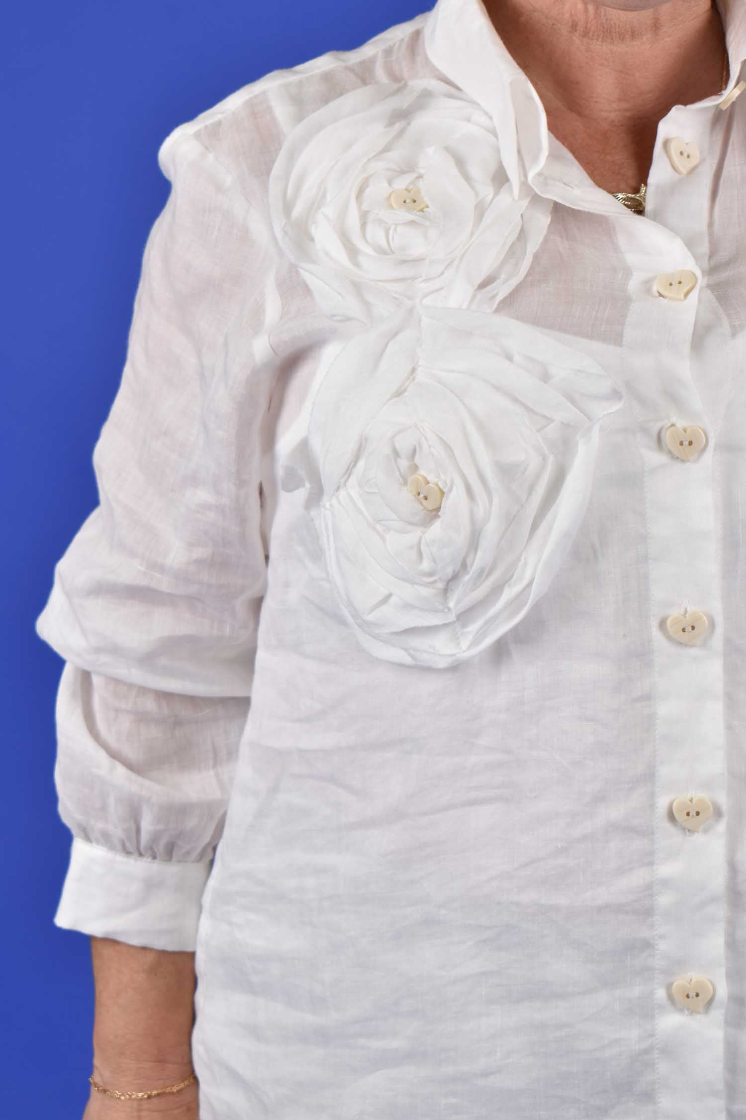 Women’s natural fabric shirt with shoulder rosette detail
