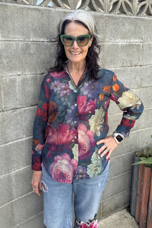 Woman wearing floral button-up shirt with collar – Annah Stretton