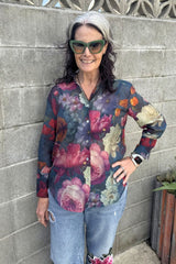Woman wearing floral button-up shirt with collar – Annah Stretton
