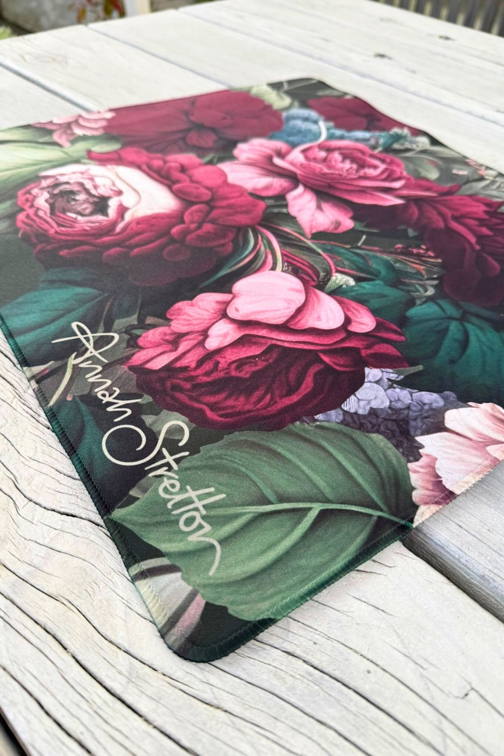 Close-up Olive J’adore Roses mini desk mat – bold floral print