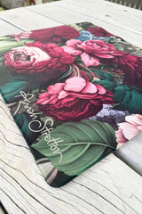 Close-up Olive J’adore Roses mini desk mat – bold floral print