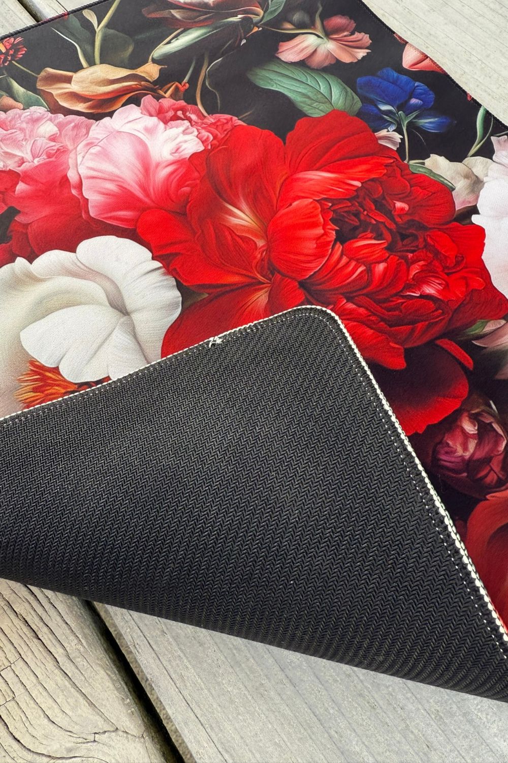 Close-up Olive J’adore Roses mini desk mat – bold floral print