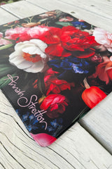 Close-up Olive J’adore Roses mini desk mat – bold floral print