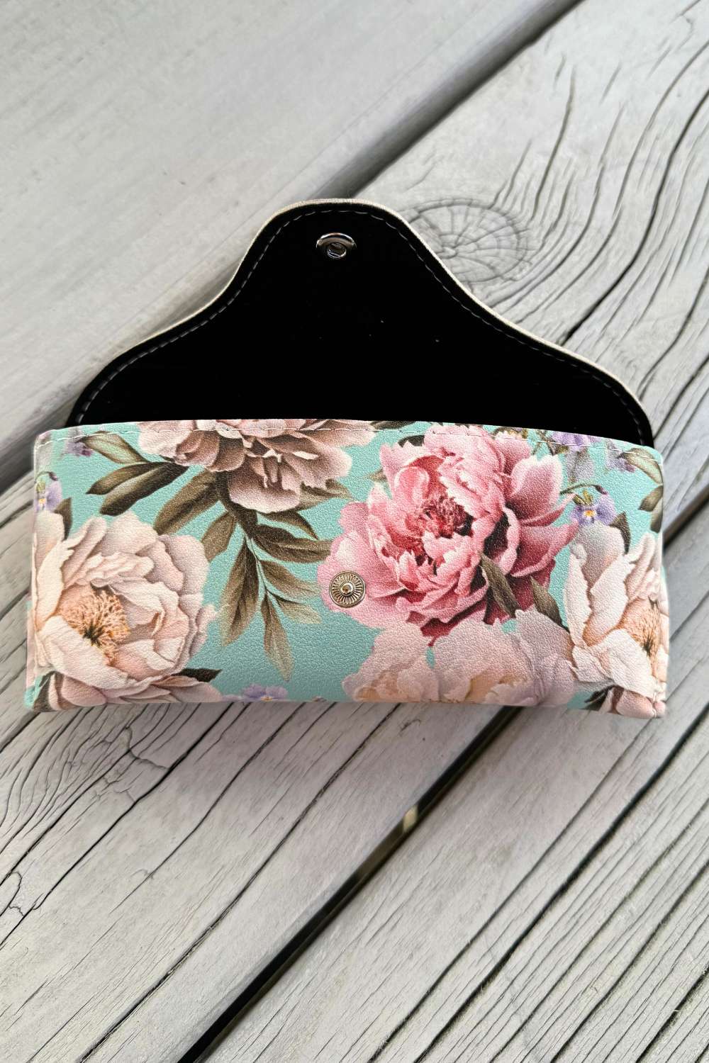 Snap button closure for a secure fit