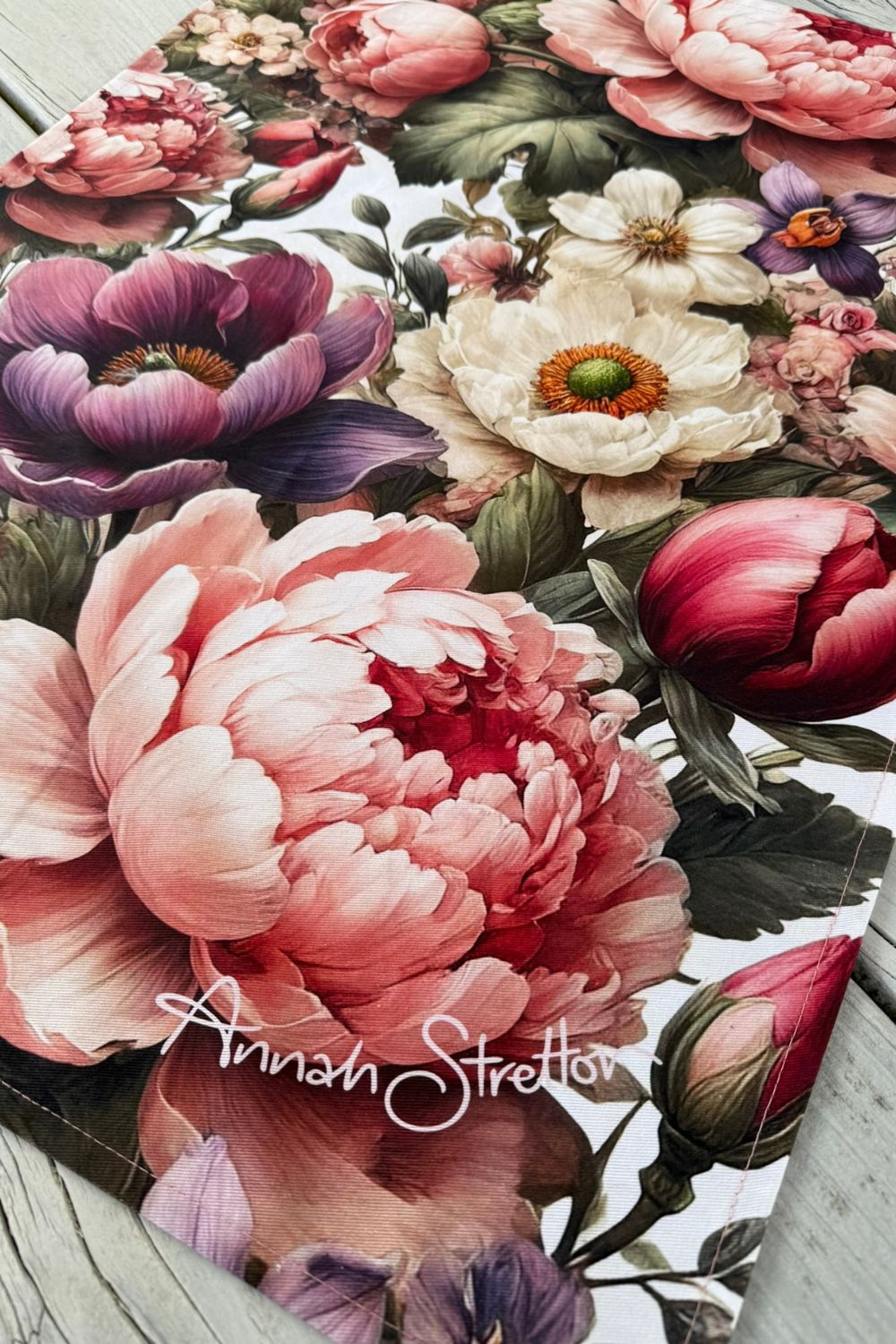 Close-up Petal Poem floral print tea towel – 100% cotton