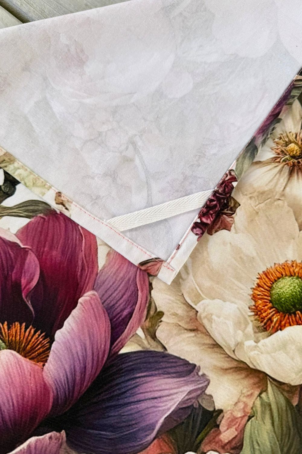 Close-up Petal Poem floral print tea towel – 100% cotton